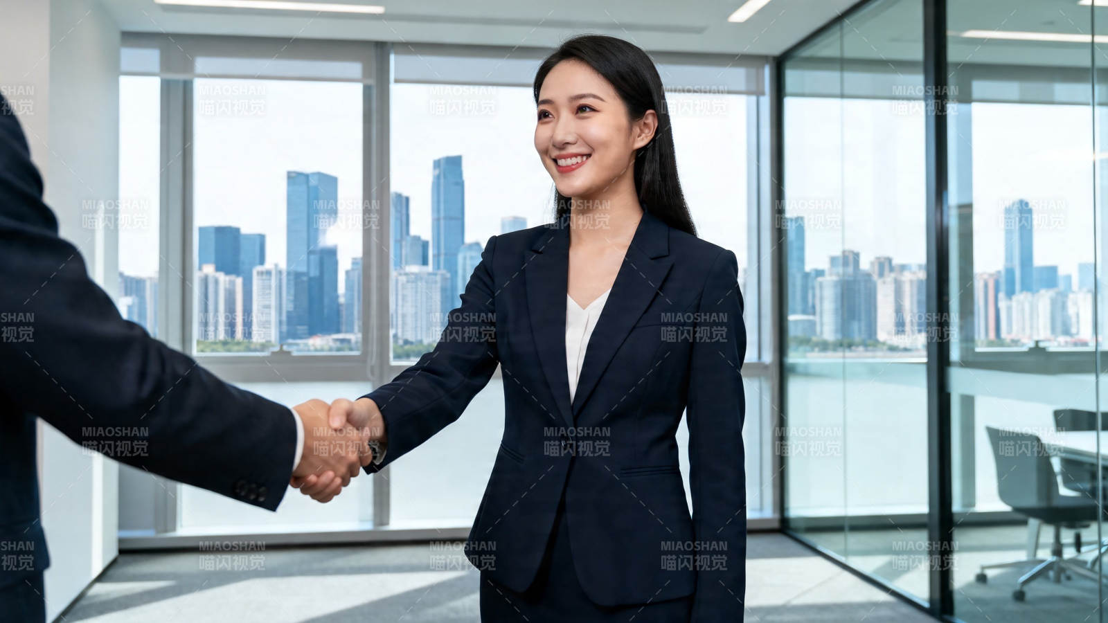 商务握手 城市背景下的合作瞬间图片