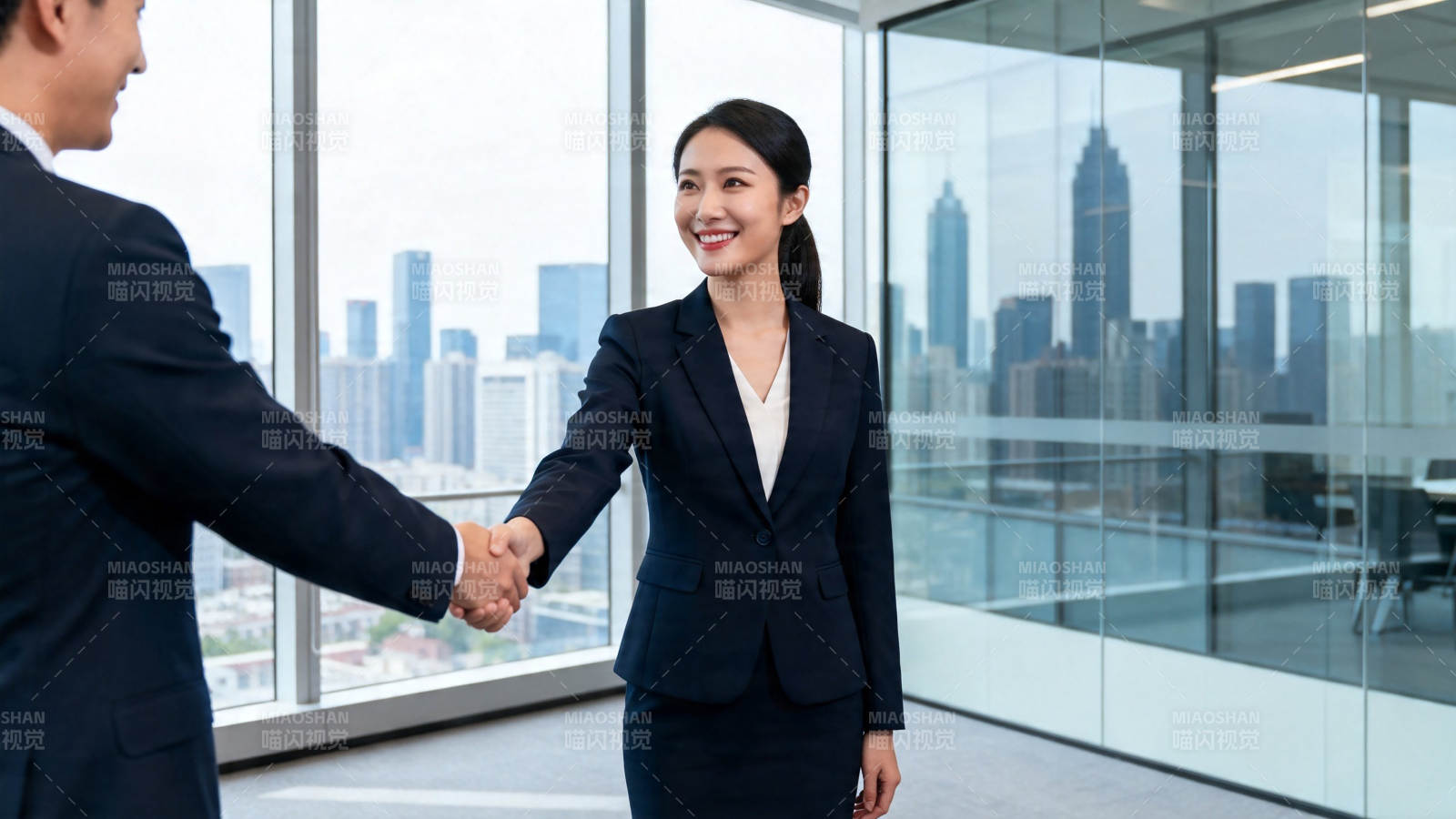商务握手 城市背景下的合作瞬间图片