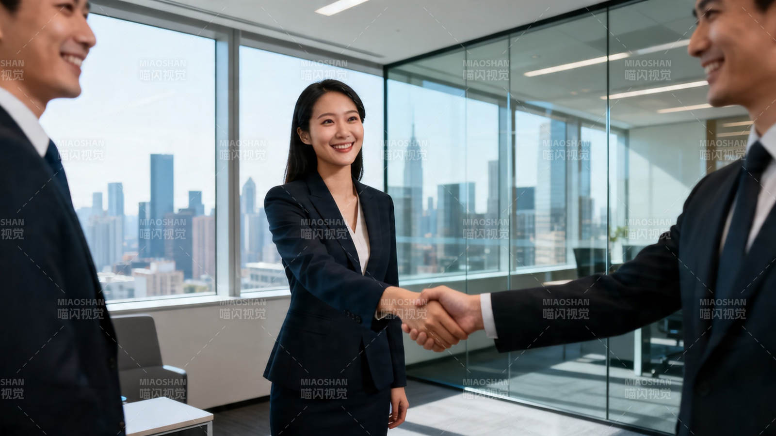 商务握手 合作共赢图片