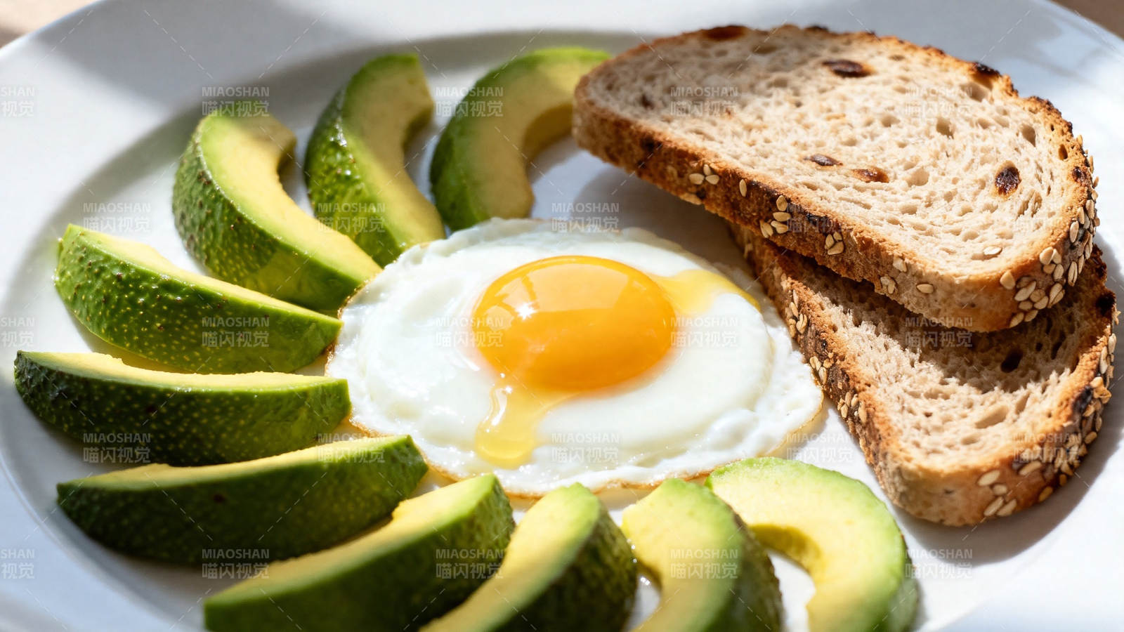 牛油果煎蛋全麦面包早餐图片
