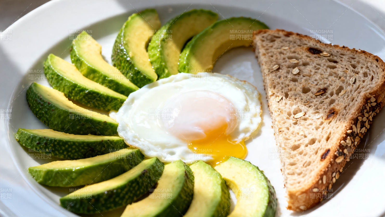 牛油果煎蛋吐司早餐图片