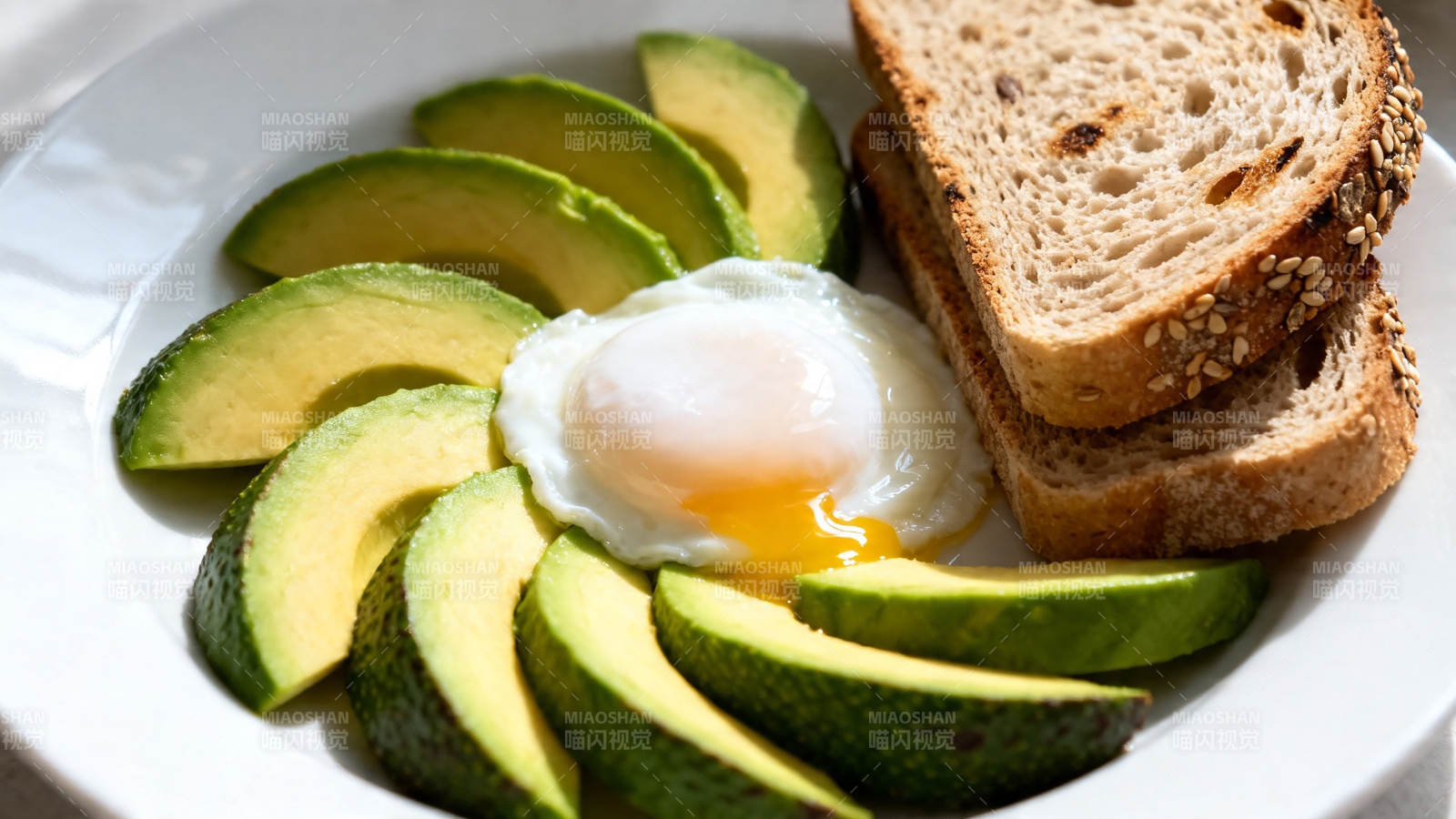 牛油果煎蛋配全麦吐司图片