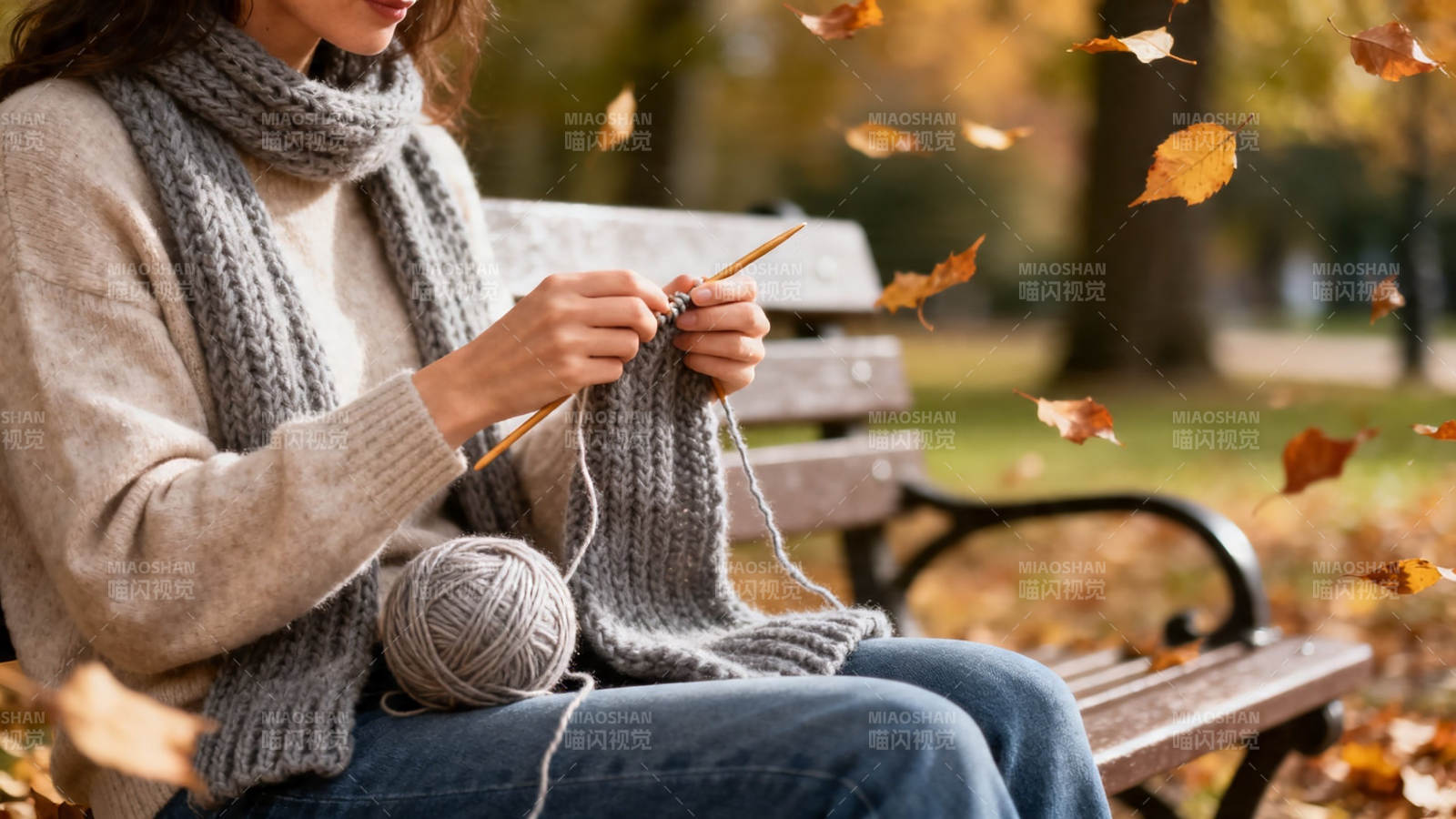 秋日公园织毛衣图片