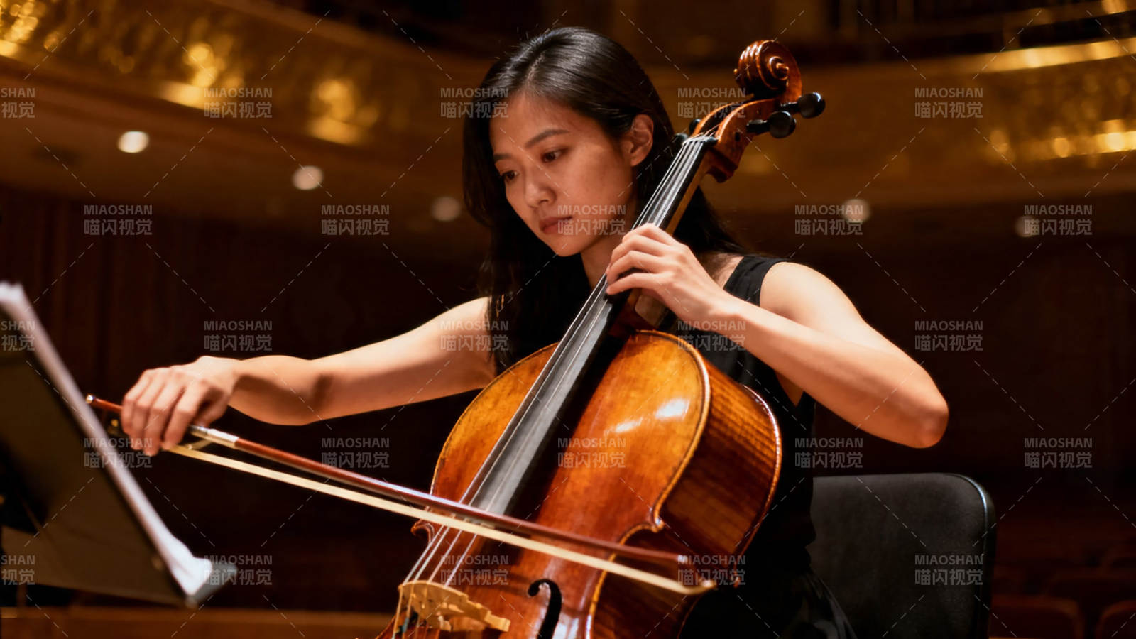 大提琴演奏者专注演出中图片