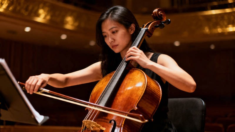 大提琴演奏者专注演出中图片