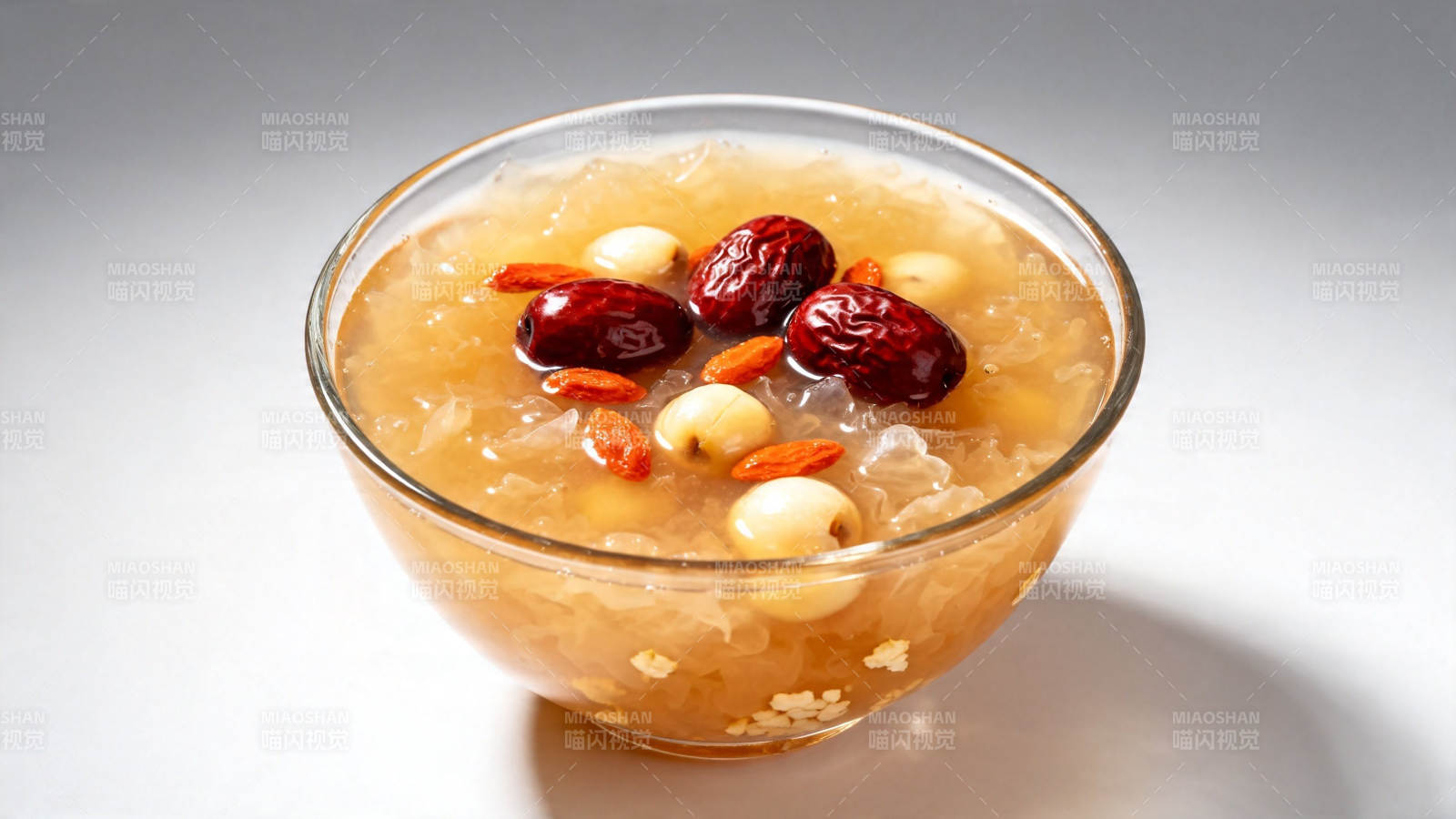 银耳莲子红枣羹图片