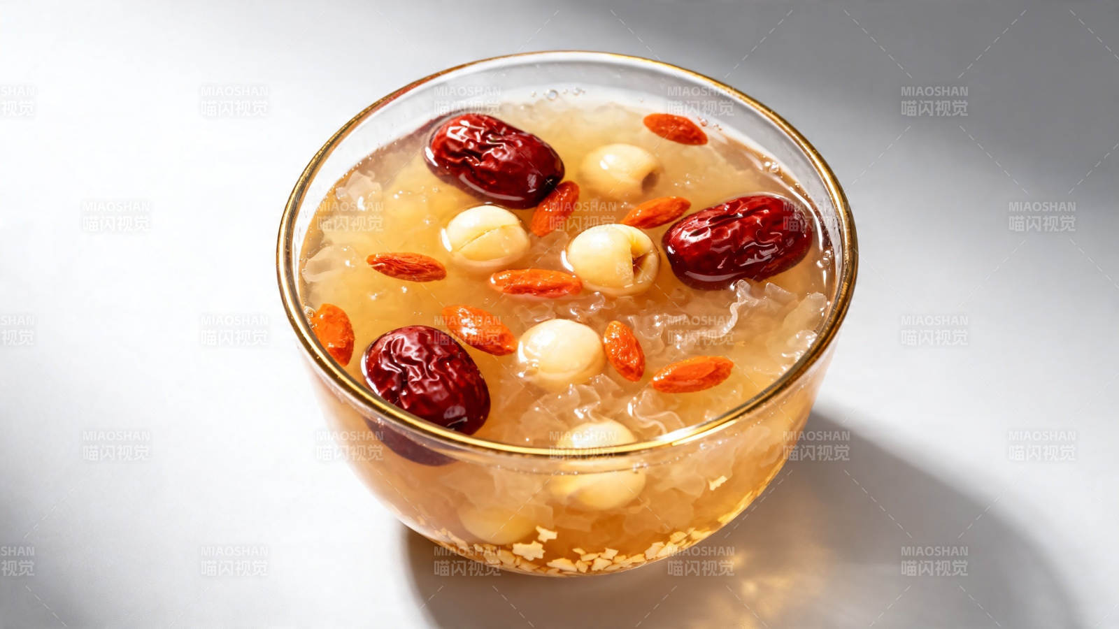 红枣莲子银耳羹图片