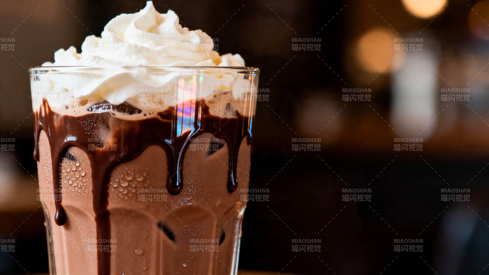 巧克力奶昔配奶油顶图片