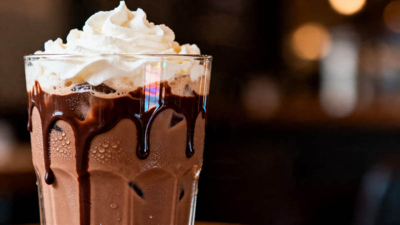 巧克力奶昔配奶油顶图片
