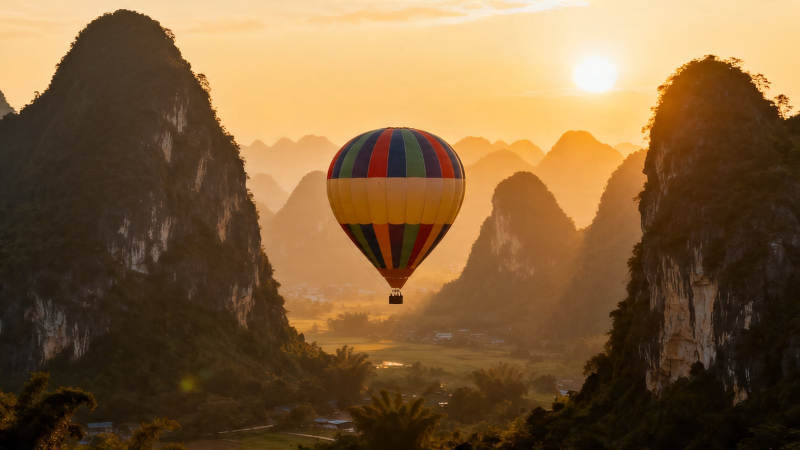 热气球飞越喀斯特日落图片