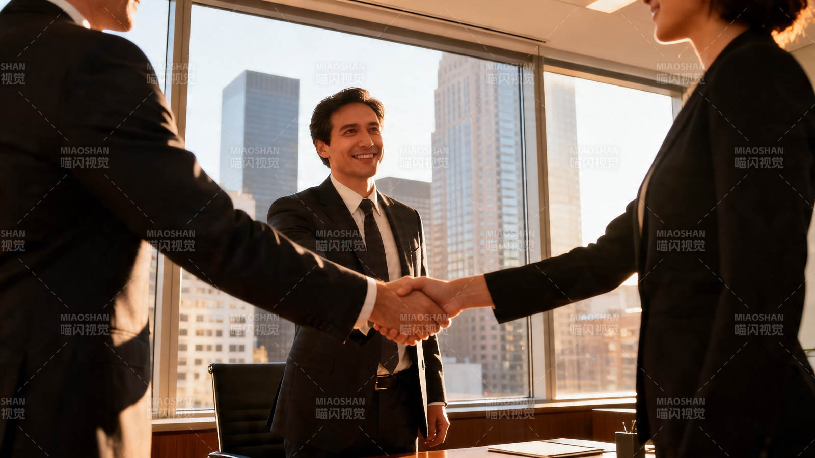 商务握手 合作共赢图片
