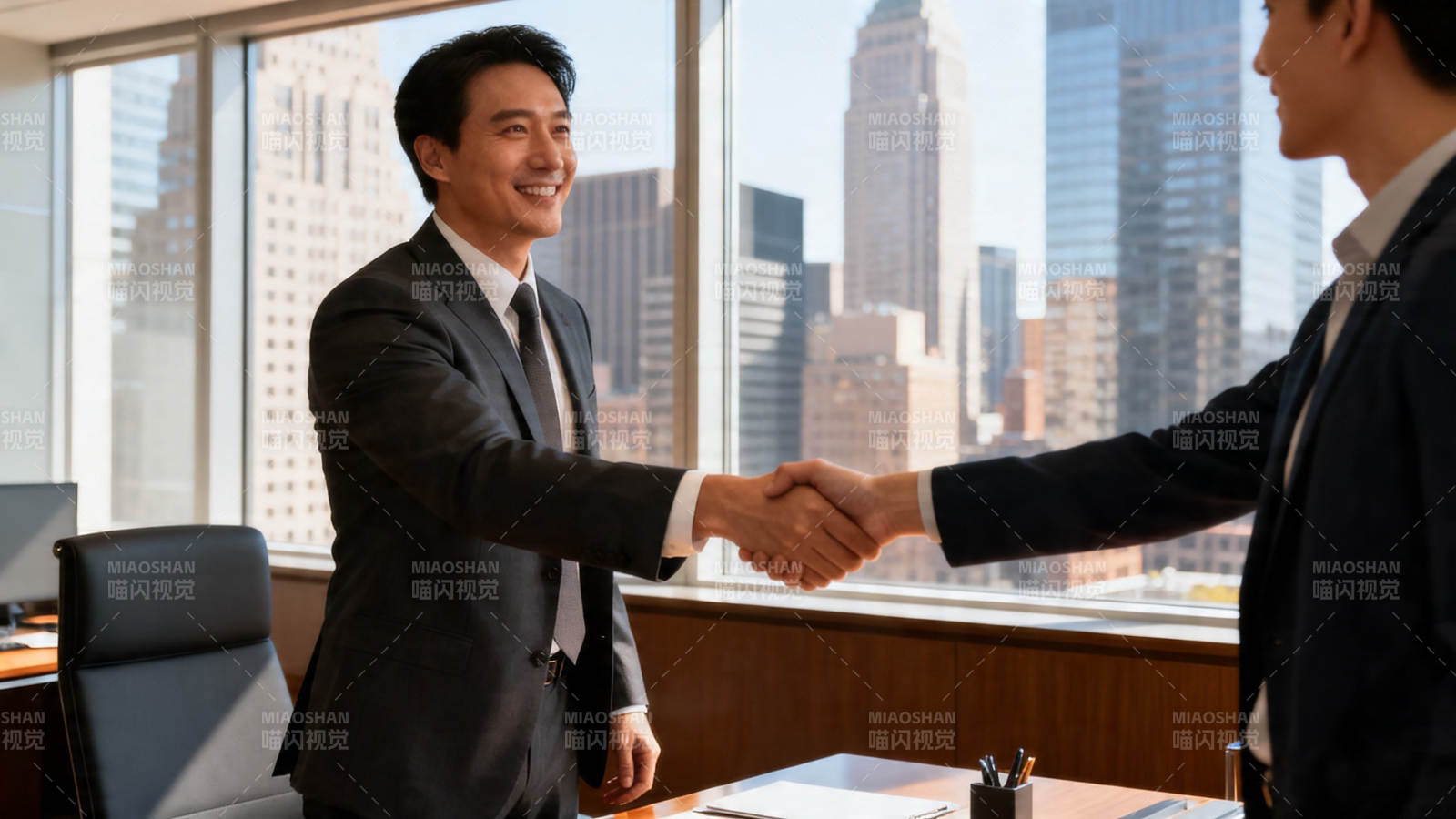商务握手 合作达成图片