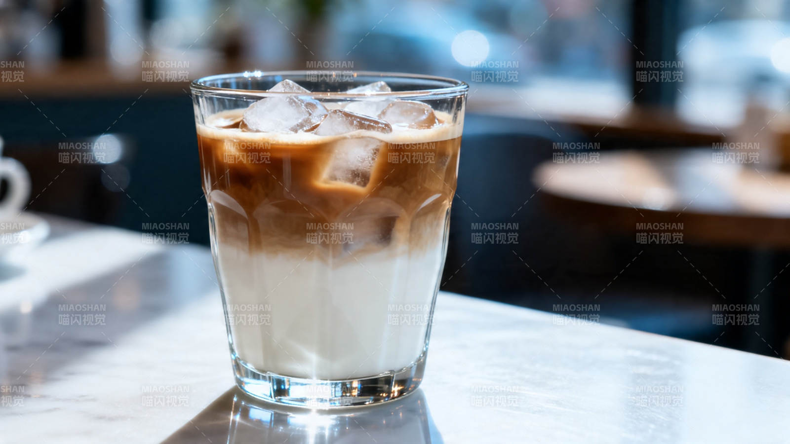 冰咖啡分层特写图片