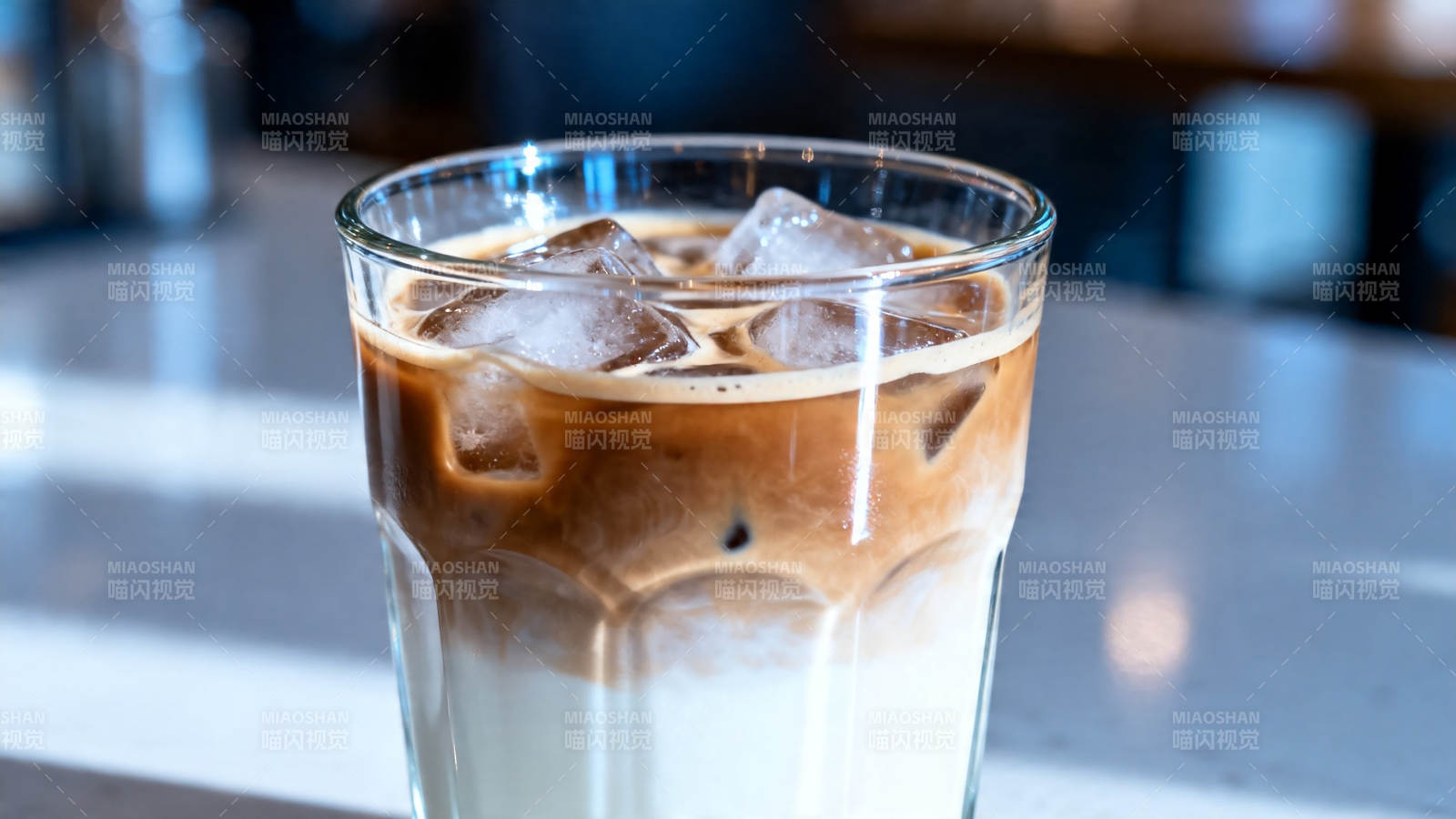 冰咖啡分层特写图片