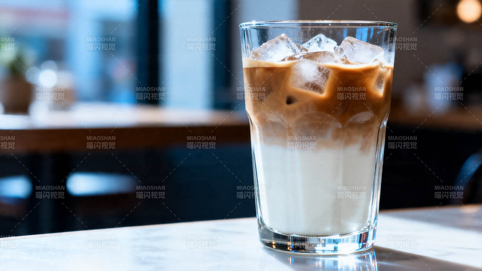 冰咖啡分层特写图片