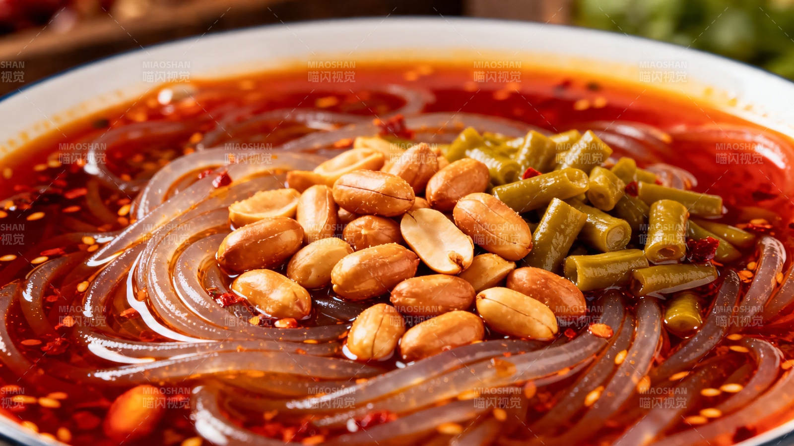 红油酸辣粉 花生豆角香图片