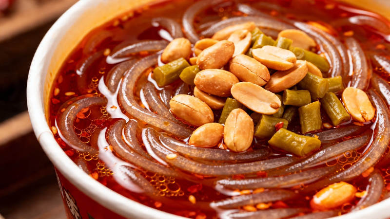 红油酸辣粉 花生豆角香图片
