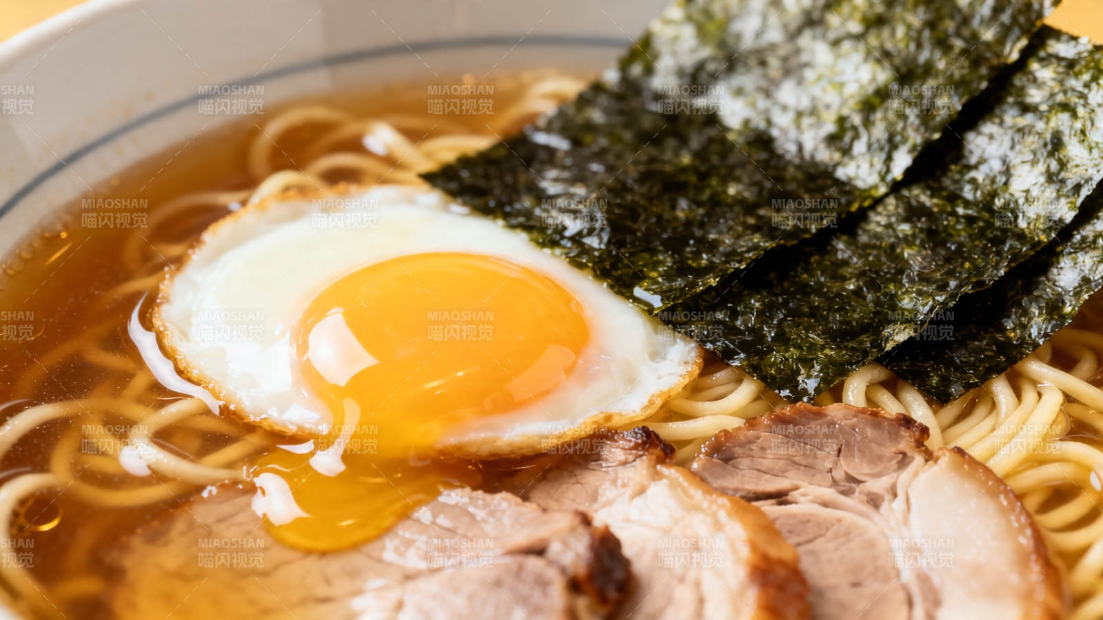 日式拉面配溏心蛋海苔叉烧图片