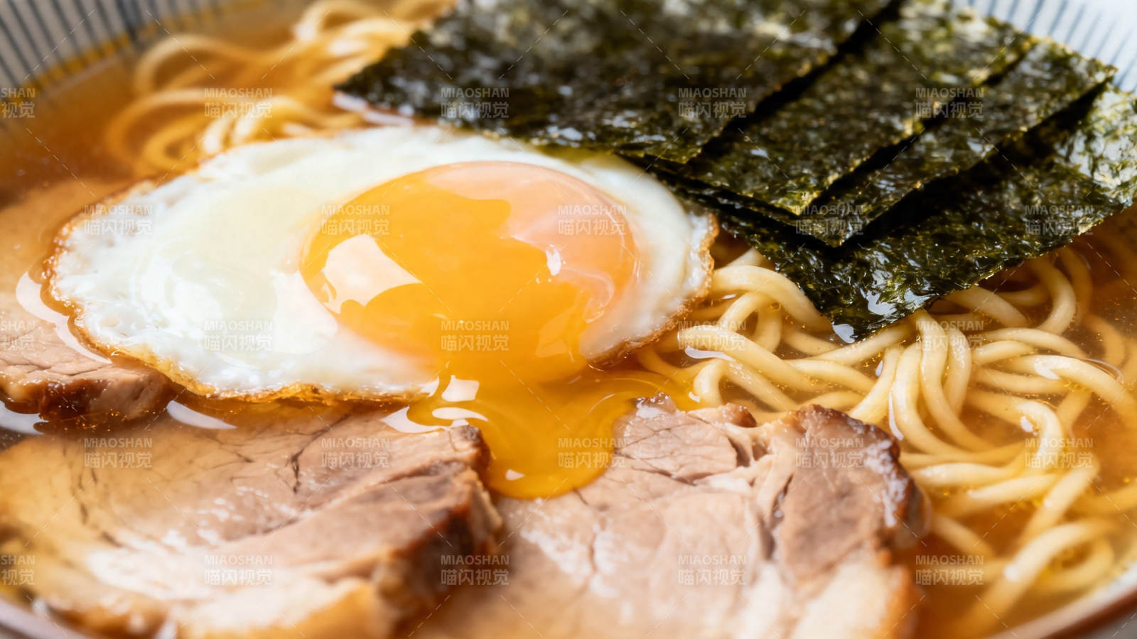 日式拉面配溏心蛋海苔叉烧图片