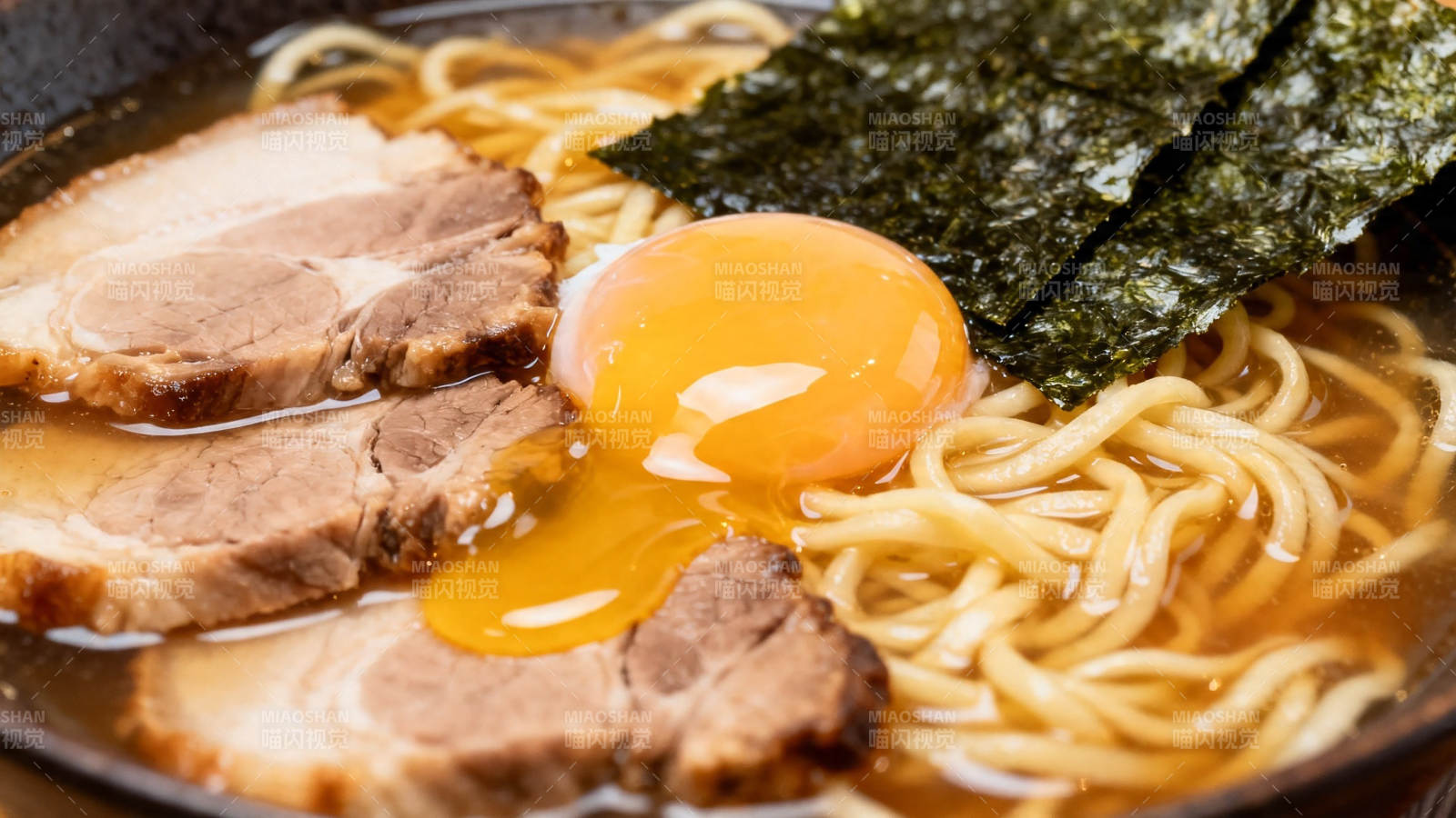 日式拉面 溏心蛋叉烧海苔图片