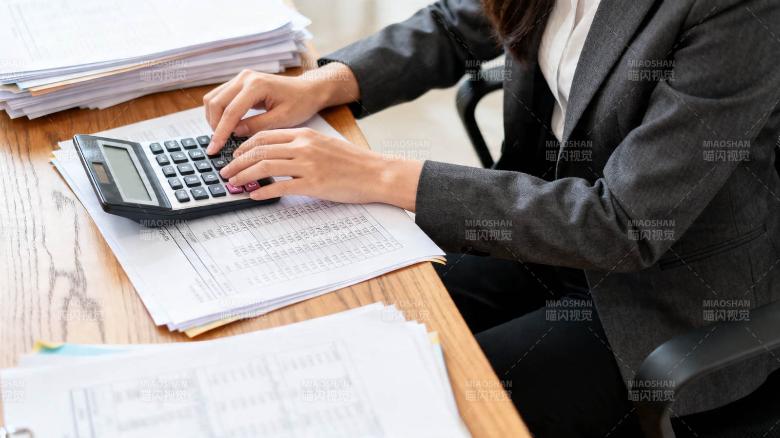 财务办公 计算器与报表图片