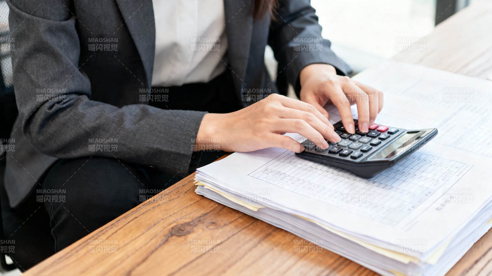 办公桌上计算财务数据图片