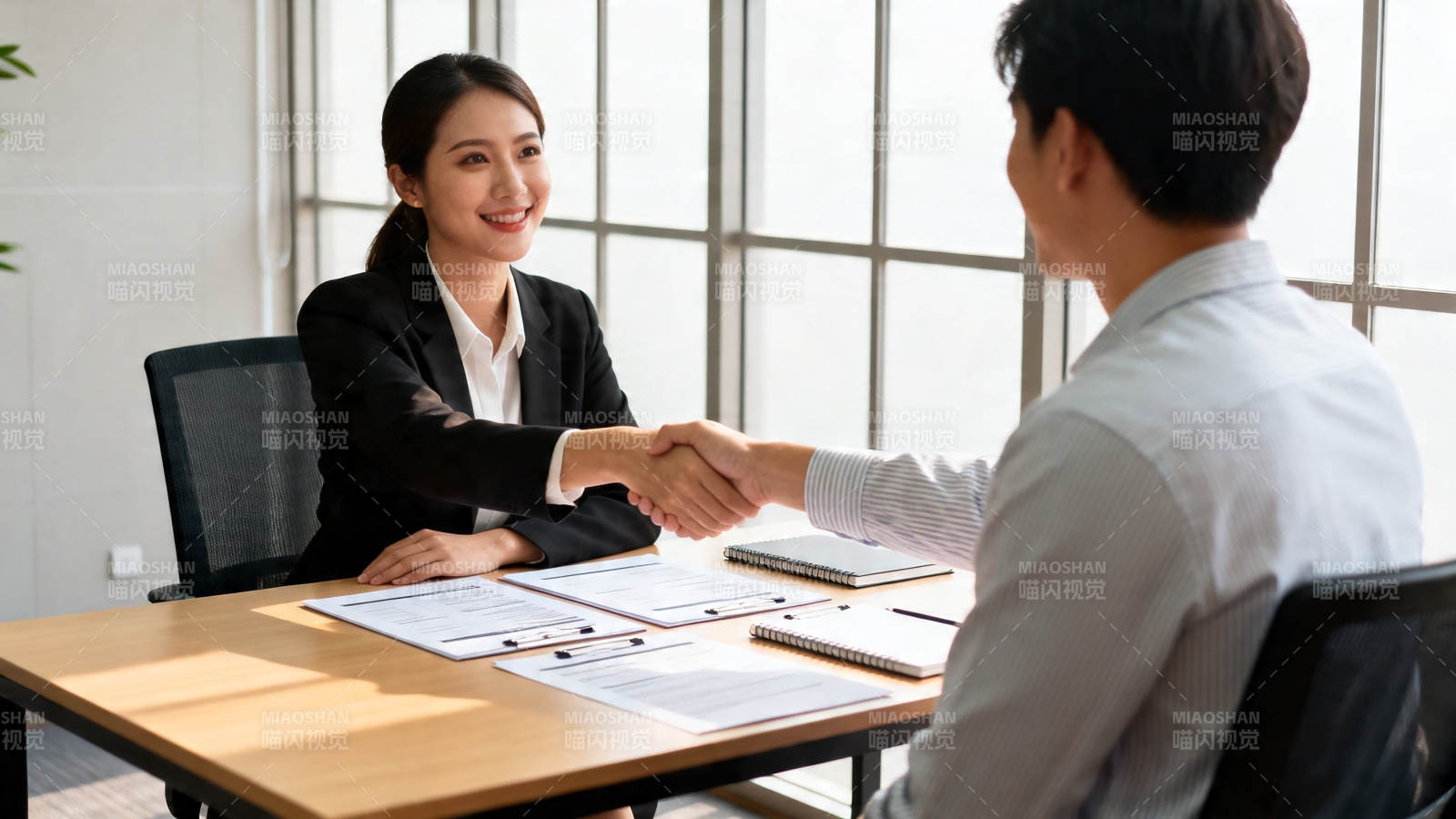 商务握手 合作达成图片