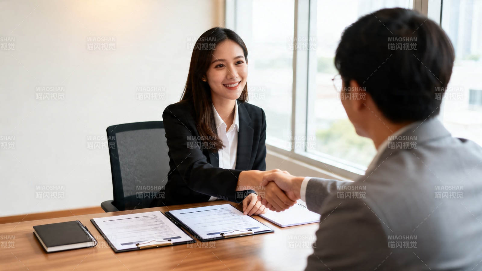 商务握手 合作达成图片