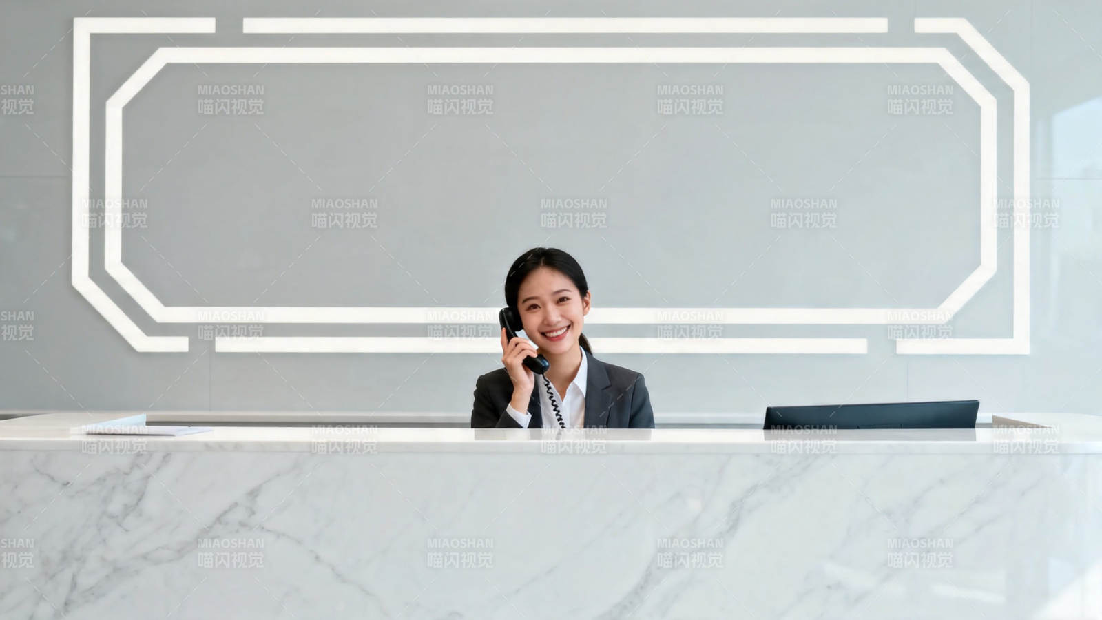 前台微笑接听电话图片