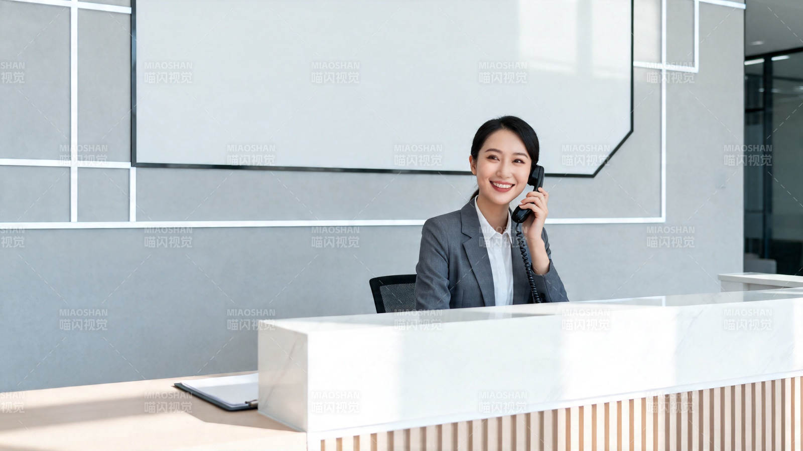 前台微笑接听电话图片