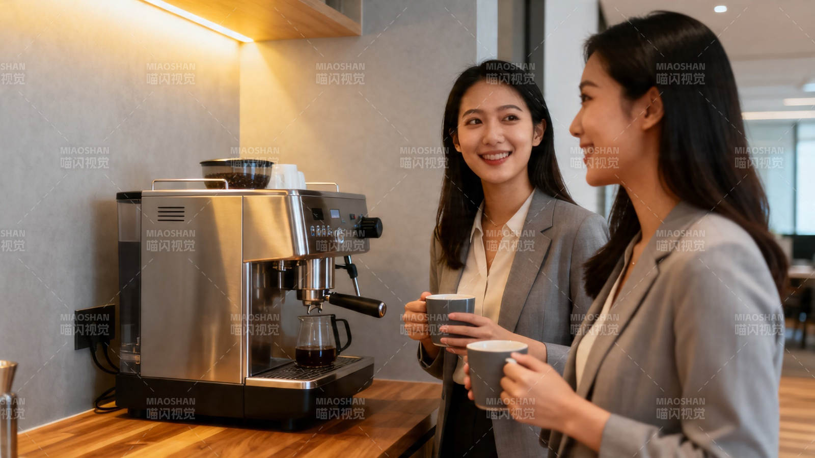 同事咖啡时光 笑语盈盈图片