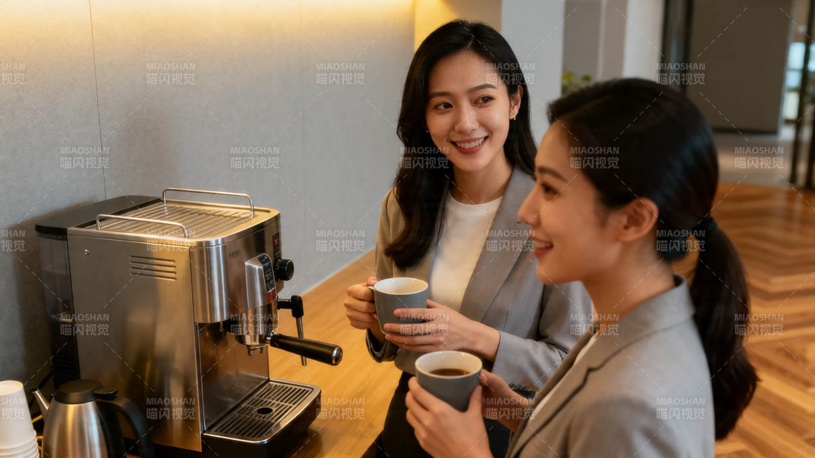 同事咖啡时光 温馨交流瞬间图片