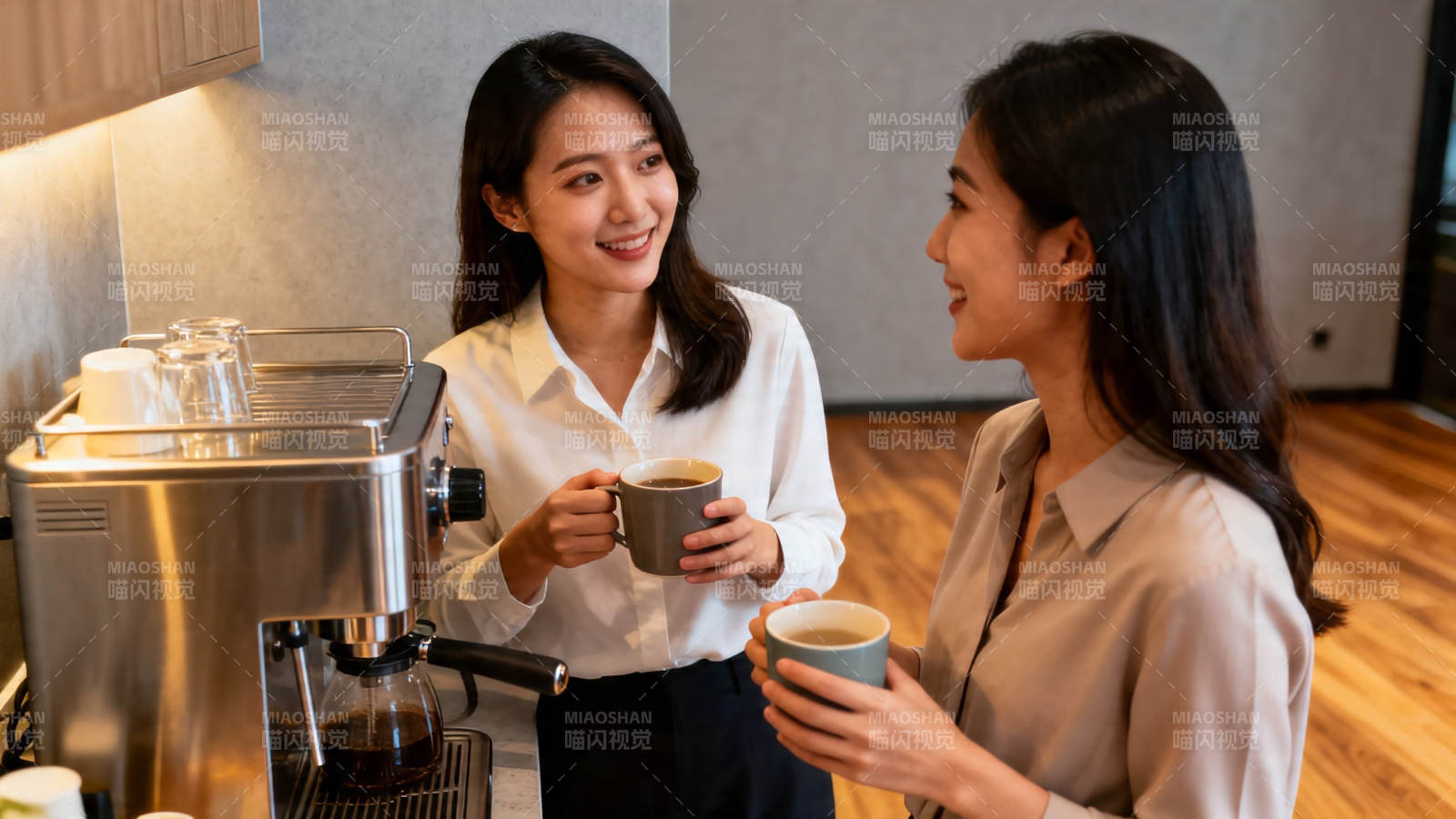 咖啡时光 笑语盈盈图片