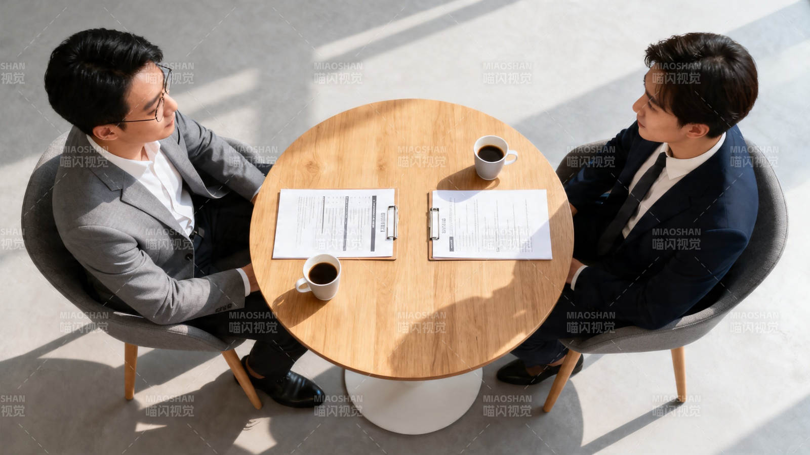 商务洽谈 签约进行中图片