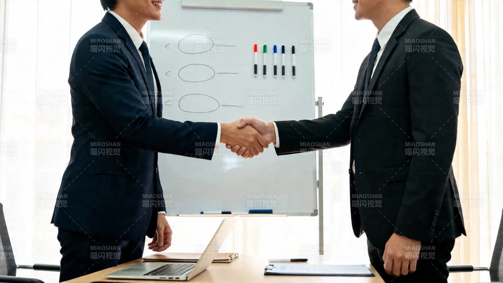 商务握手 合作达成图片