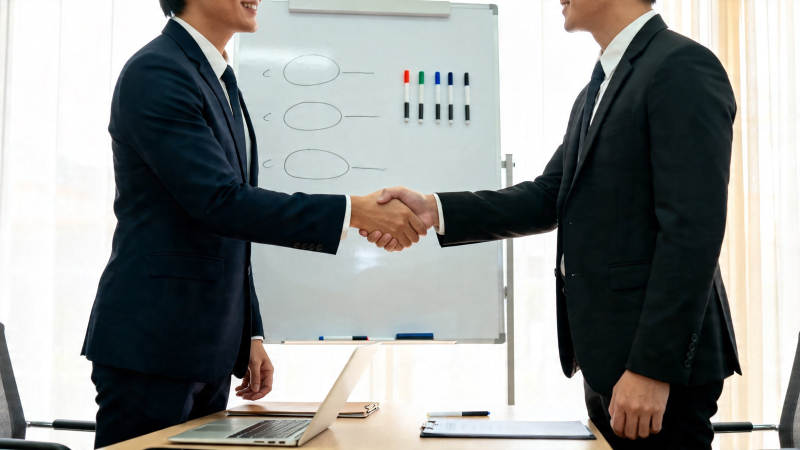 商务握手 合作达成图片