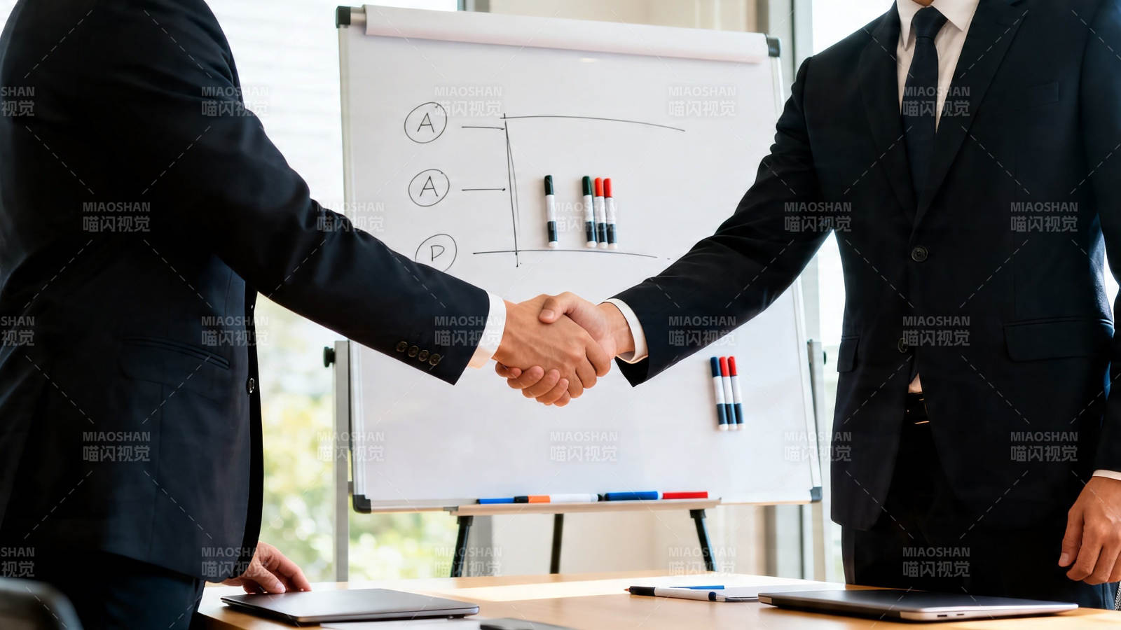 商务握手达成合作图片