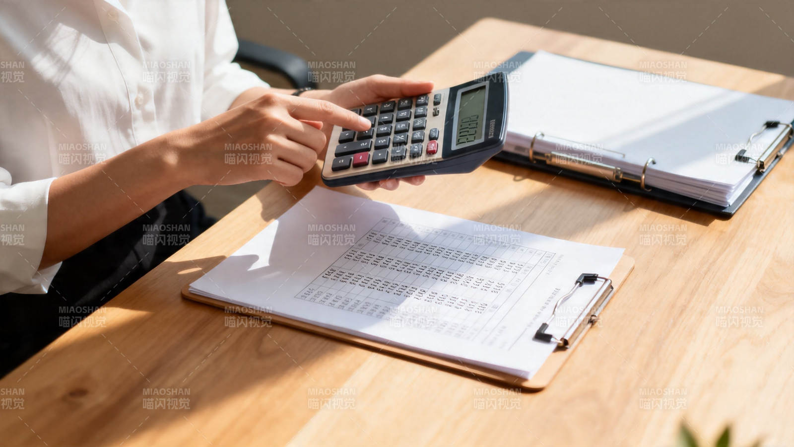 办公桌上用计算器算账图片