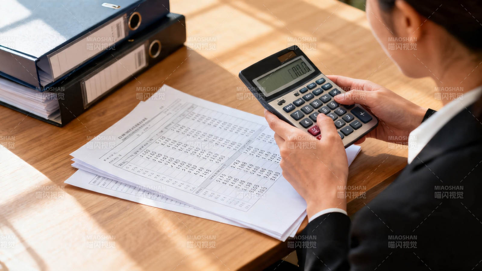 办公桌上计算财务数据图片