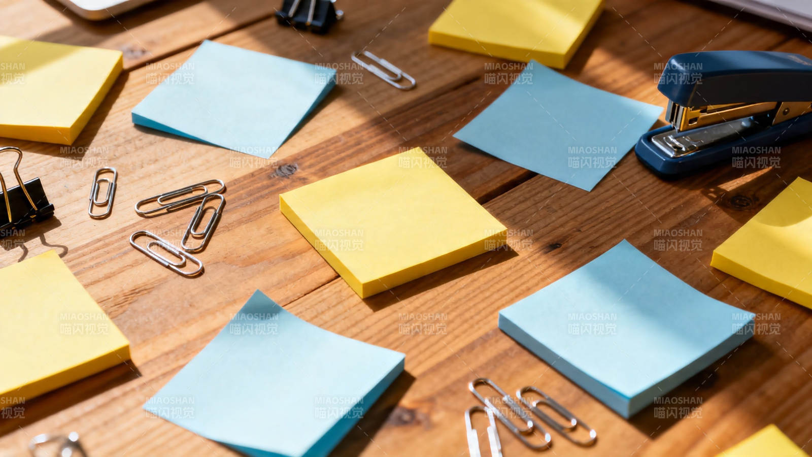 办公桌上的便签与文具图片