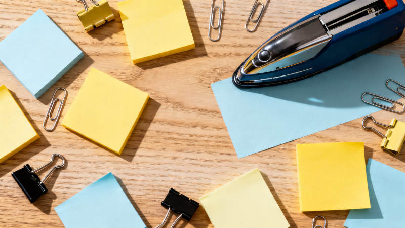 办公文具桌面特写图片