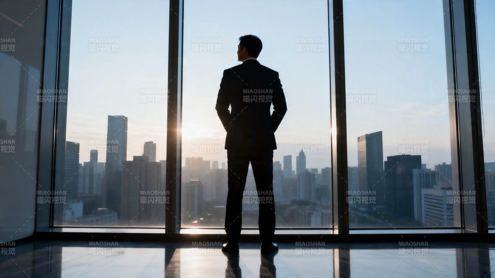 商界精英俯瞰城市晨曦图片