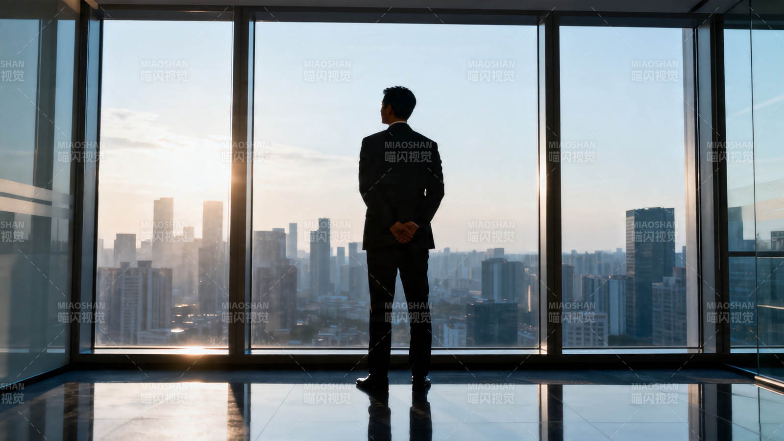 商界精英俯瞰城市天际线图片