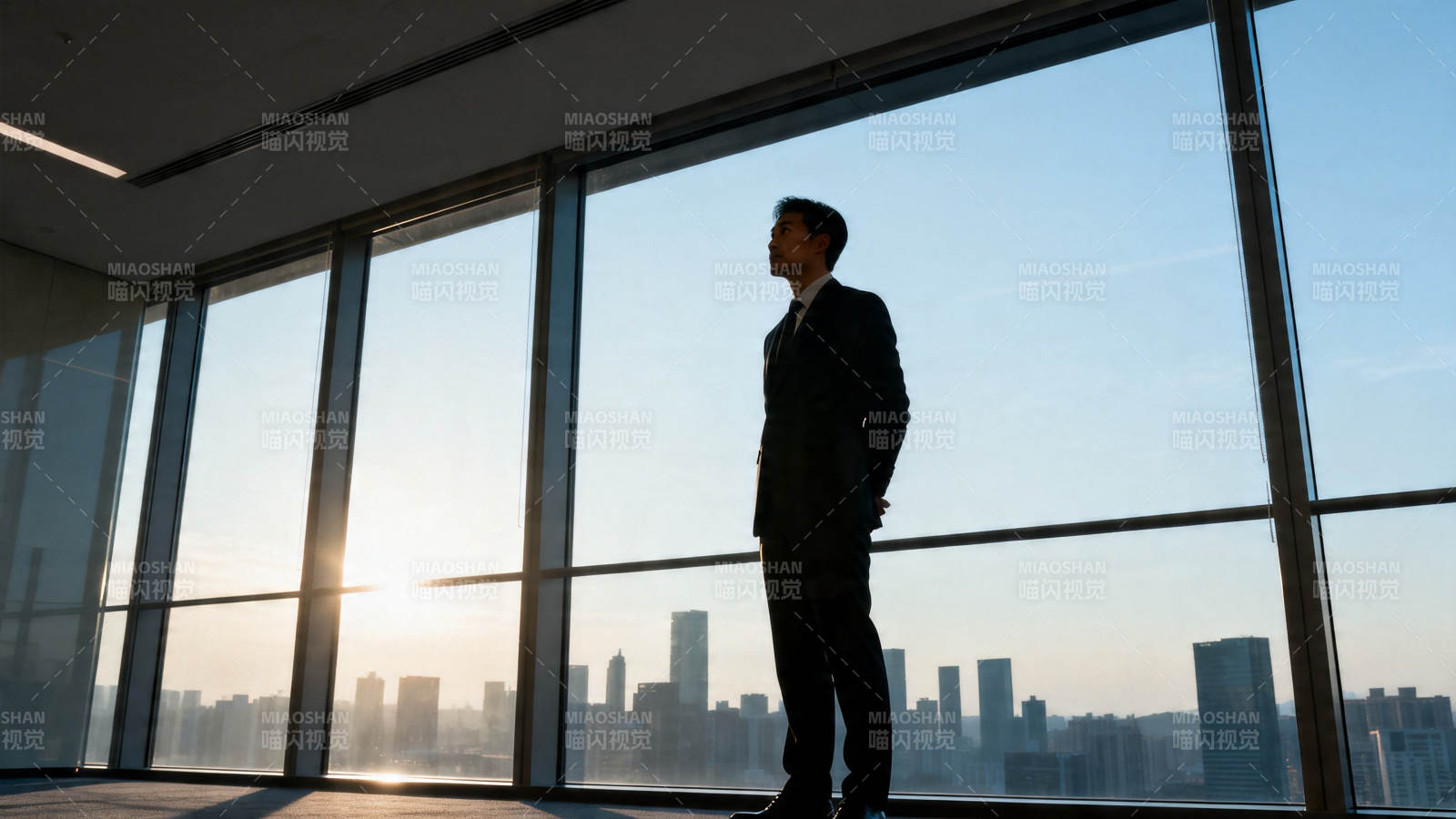 窗边剪影 凝望城市晨曦图片