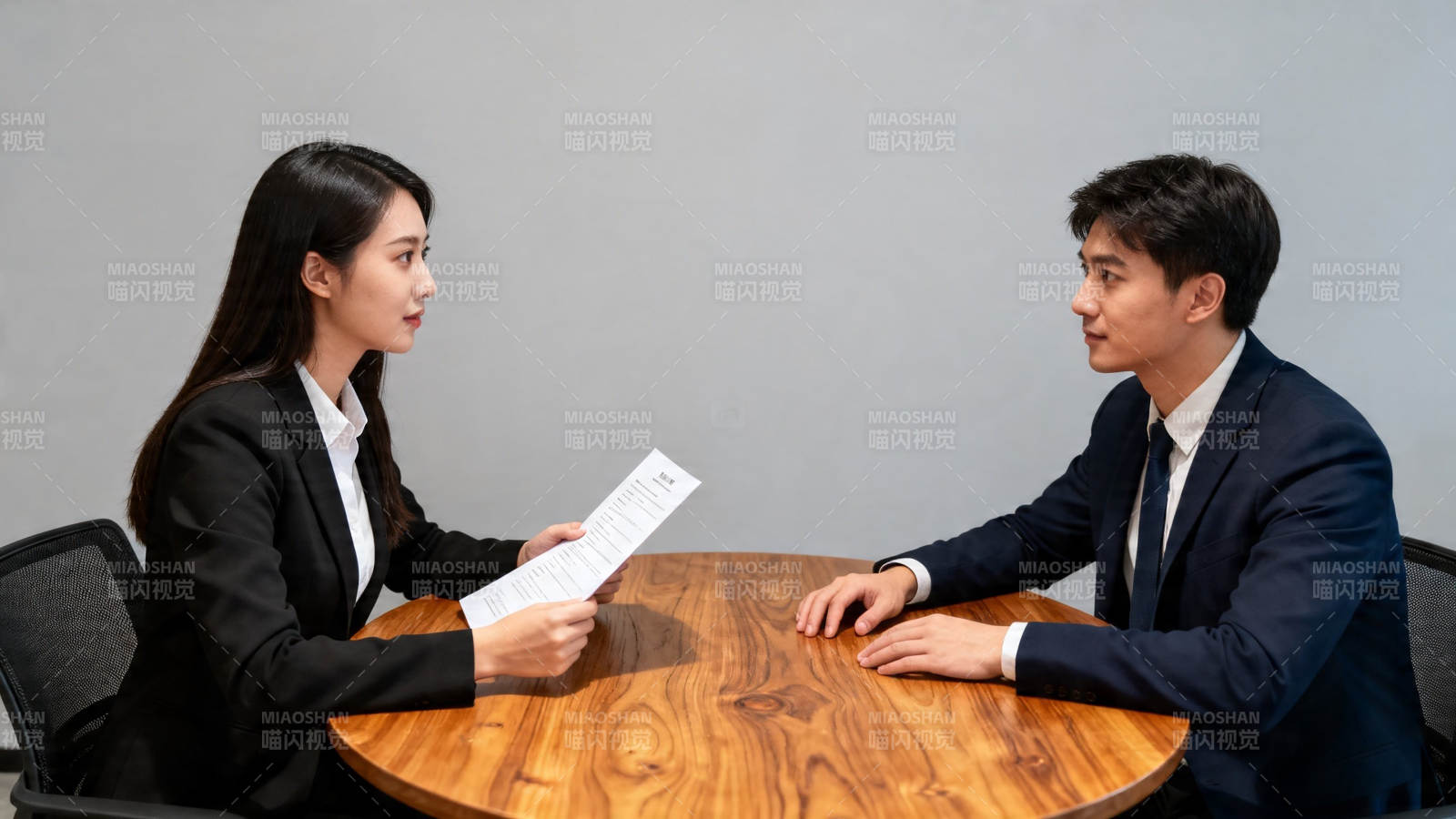 商务洽谈 男女对坐交流图片