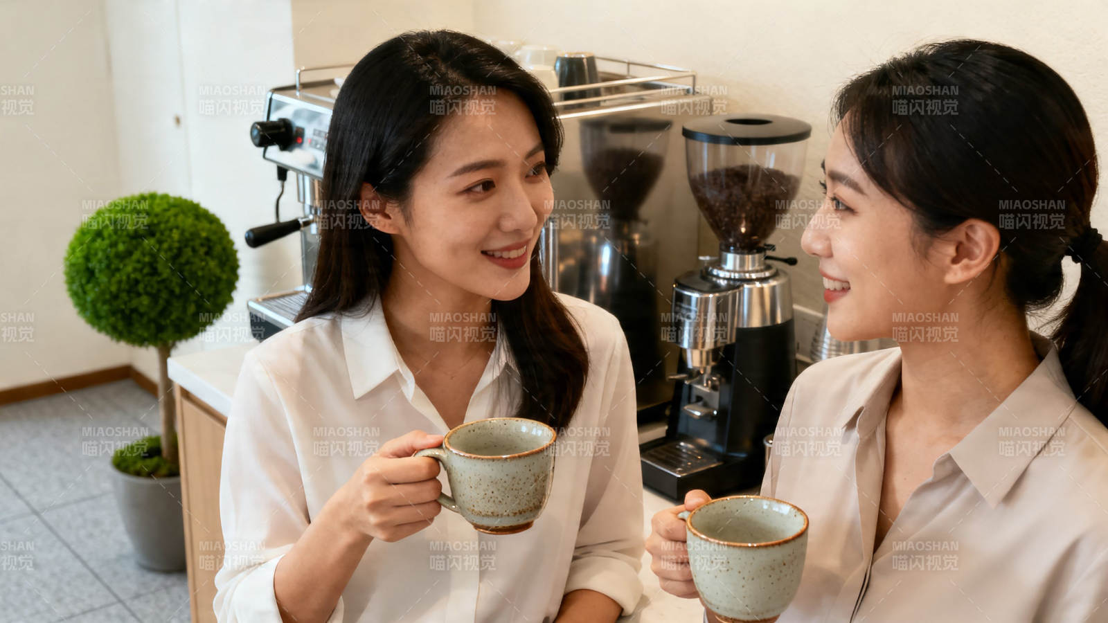 闺蜜咖啡时光 笑语盈盈图片