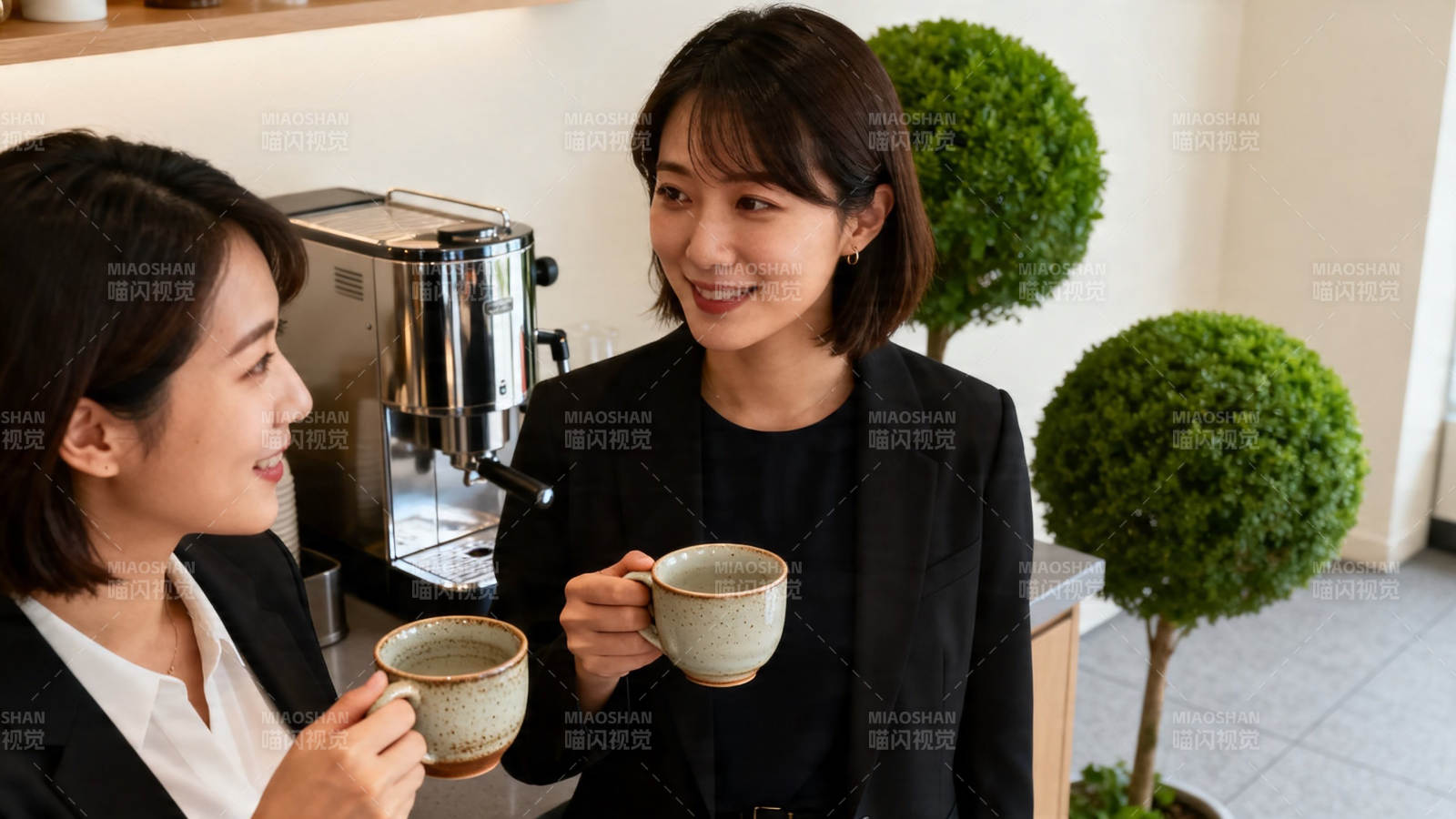 同事咖啡时光 轻松交谈中图片