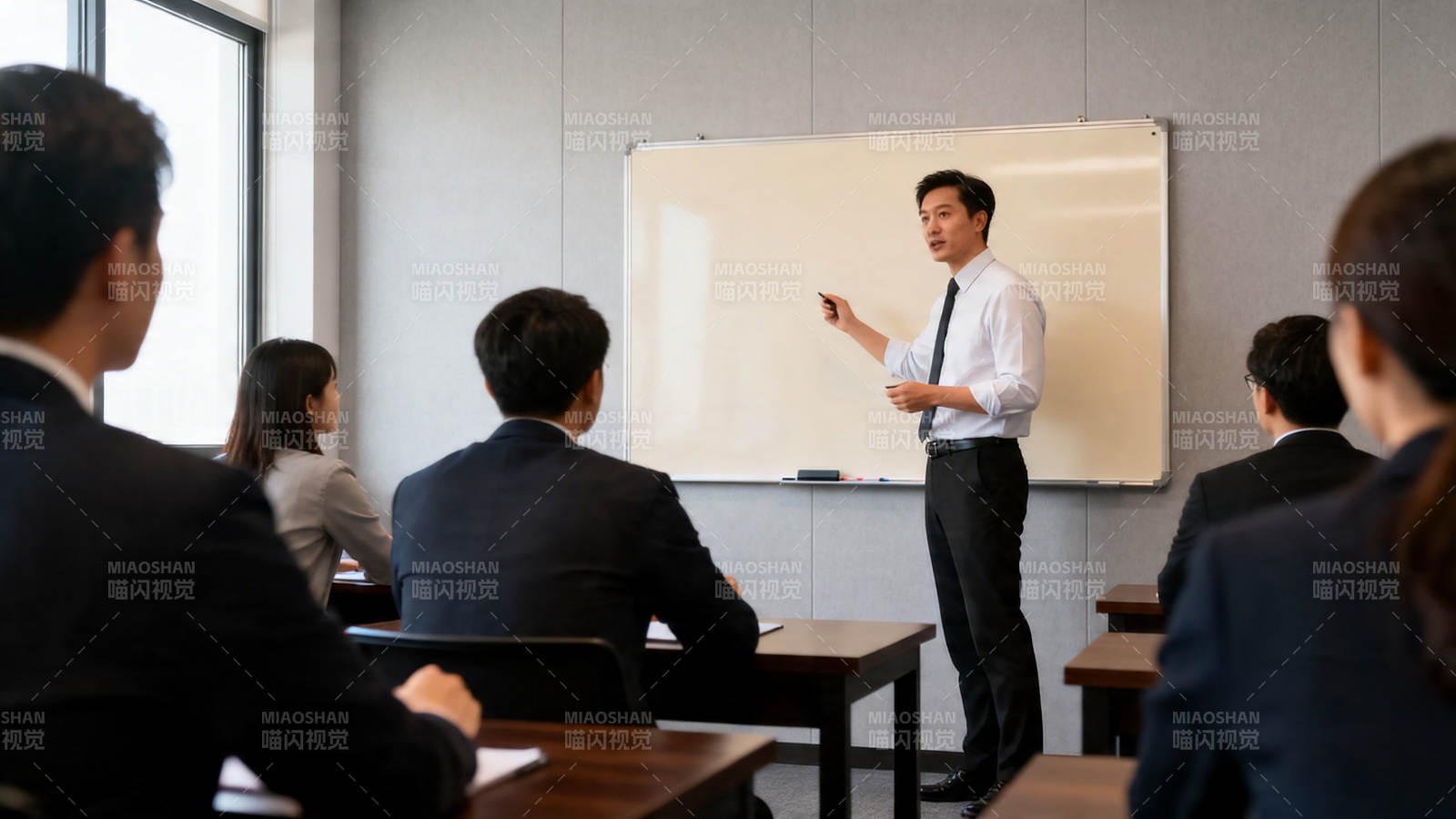 商务培训现场 讲师白板授课图片