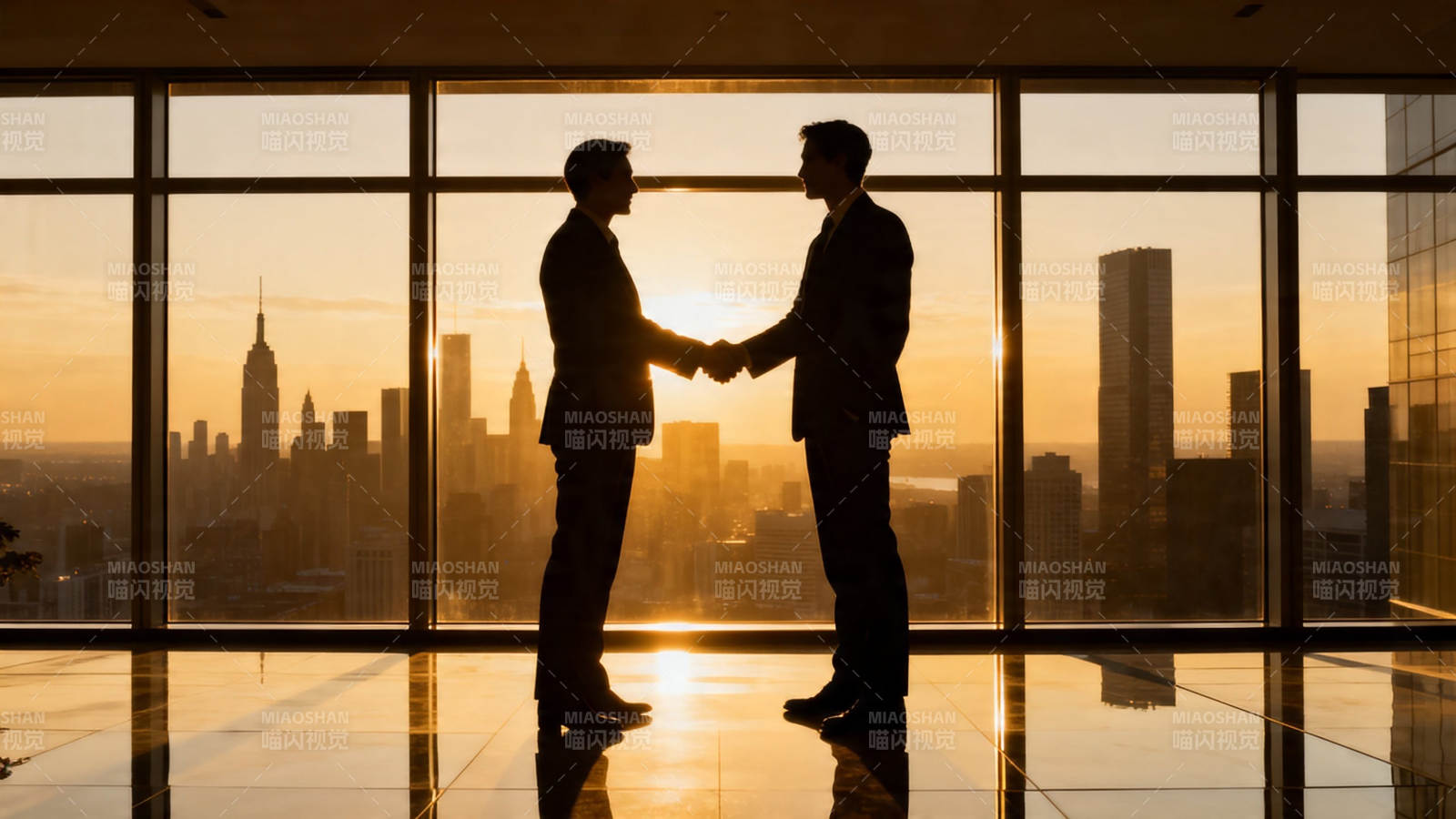 夕阳下的握手合作图片