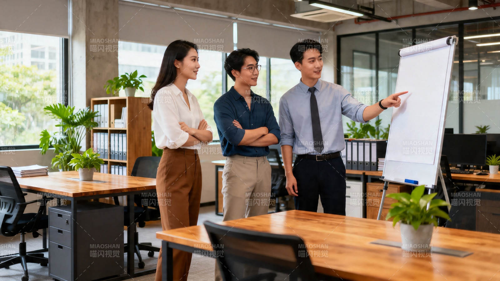 团队白板前讨论方案图片